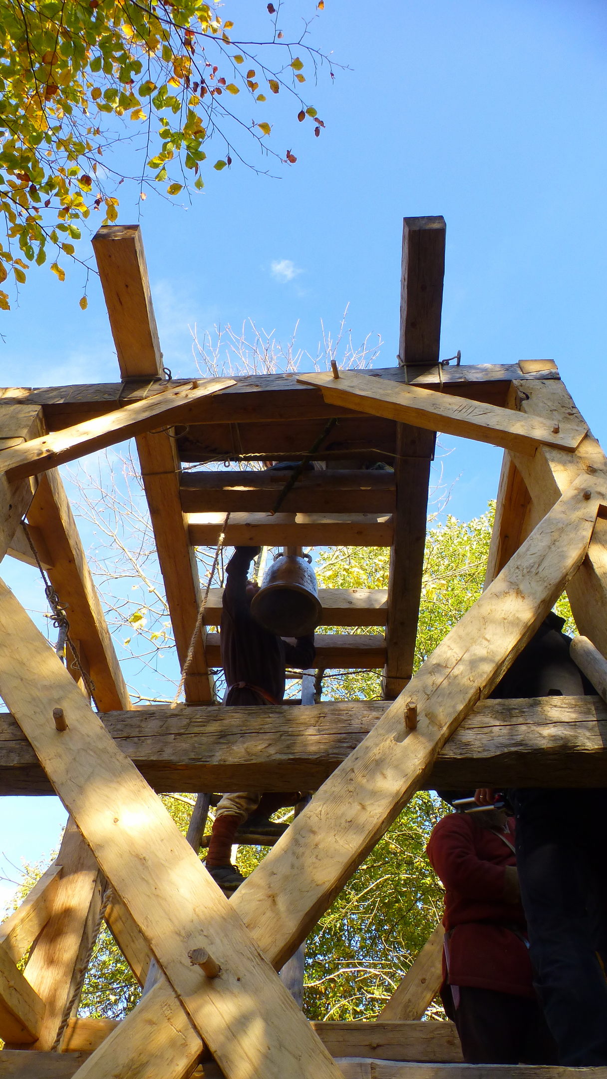 Glockenturm für die Bienenkorbglocke auf dem Campus Galli. Turm, Joch und Glocke können nun für die kommenden Jahre auf ihre Tauglichkeit hin getestet werden.