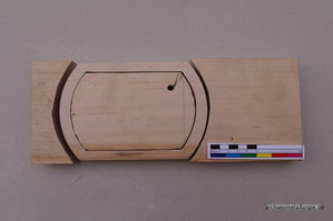 Das Bild zeigt ein Holzbrett aus dem die Kontur des werdenden Gussmodells ausgesägt wurde.